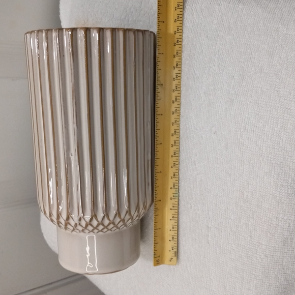 Cream Textured Vase 8" - Picture 7 of 7